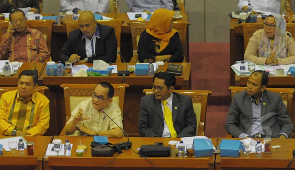 Ruhut Sitompul (kedua kiri) memberikan pertanyaan saat rapat dengar pendapat dengan Komisi III, di Gedung Nusantara II, komplek parlemen, Jakarta, Senin (16/02/2015). (Liputan6.com/Andrian M Tunay)