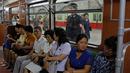 Para komuter turun dari kereta di stasiun kereta bawah tanah atau metro Pyongyang, 6 September 2018. Penduduk Korea Utara terbilang cukup pendiam ketika menyusuri perjalanan menggunakan kereta. (AFP / Ed JONES)