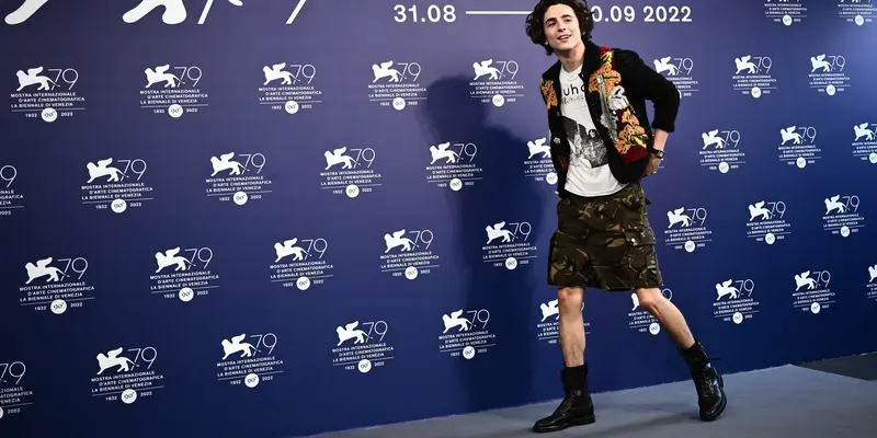 Gaya Eksentrik Timothee Chalamet Saat Hadiri Venice Film Festival 2022