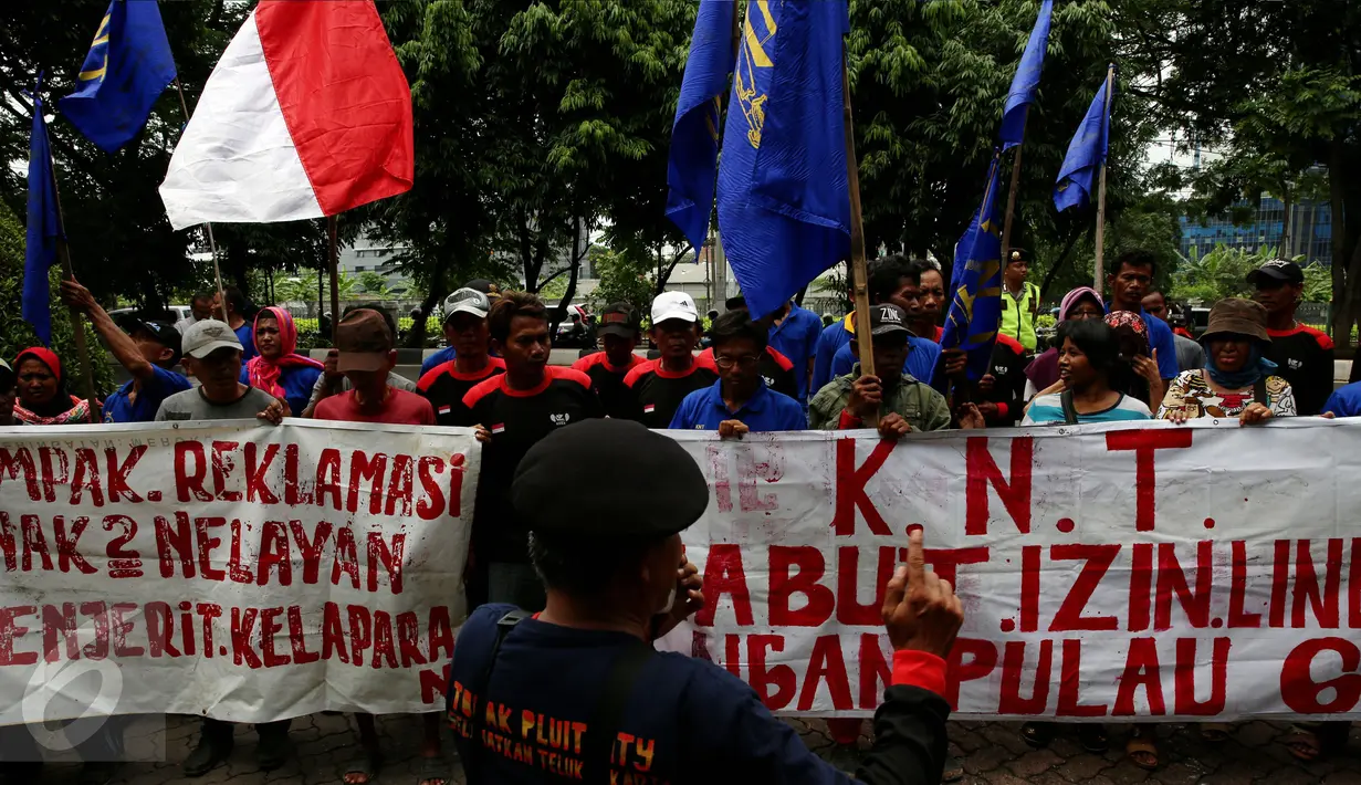 Masyarakat Nelayan Tradisional Teluk Jakarta membentangkan spanduk dan bendera saat unjuk rasa di Kementerian Lingkungan Hidup dan Kehutanan, Jakarta, Kamis (3/11). Mereka meneriakkan pencabutan reklamasi di teluk Jakarta. (Liputan6.com/Johan Tallo)