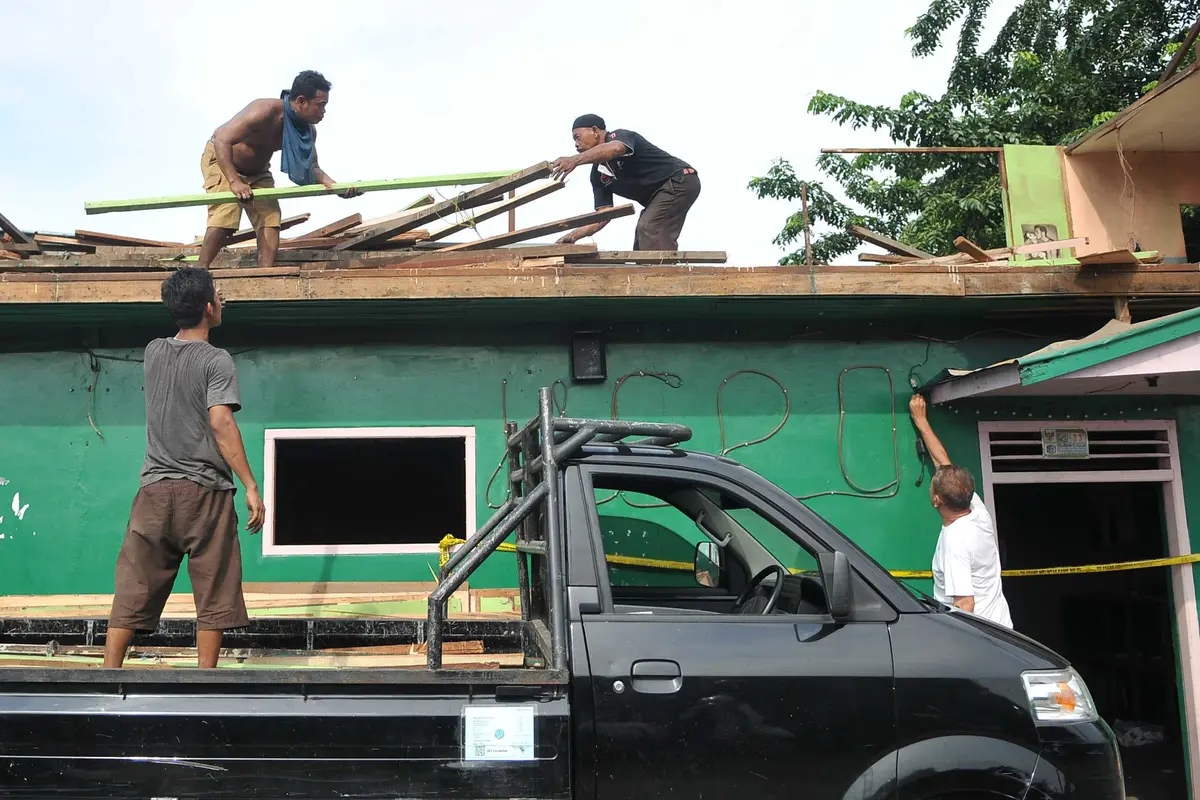 20160223-Sebelum Eksekusi, Warga Kalijodo Mulai Bongkar Bangunannya Sendiri