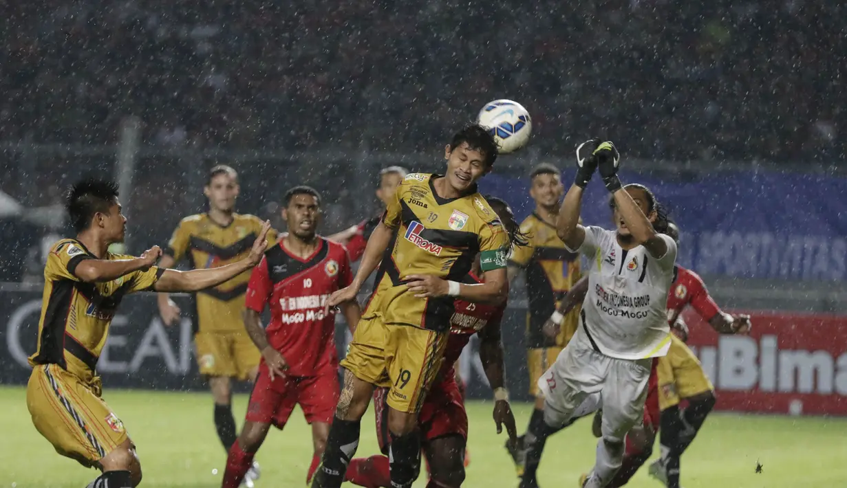 Proses terjadinya gol dari Mitra Kukar yang dicetak Rizky Pellu ke gawang Semen Padang pada laga final Piala Jenderal Sudirman. Gol dari Pellu ini menjadi penyeimbang keadaan. (Bola.com/Vitalis Yogi Trisna)