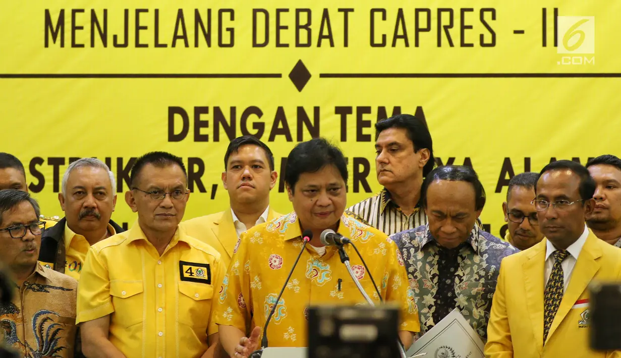 Ketum Partai Golkar Airlangga Hartarto (tengah) bersama pengurus membuka diskusi BALITBANG Partai Golkar di Jakarta, Kamis (14/2). Diskusi mengangkat tema 'Energi, Lingkungan Hidup, Pangan, SDA, Infrastruktur dan Pemerintahan'. (Liputan6.com/JohanTallo)