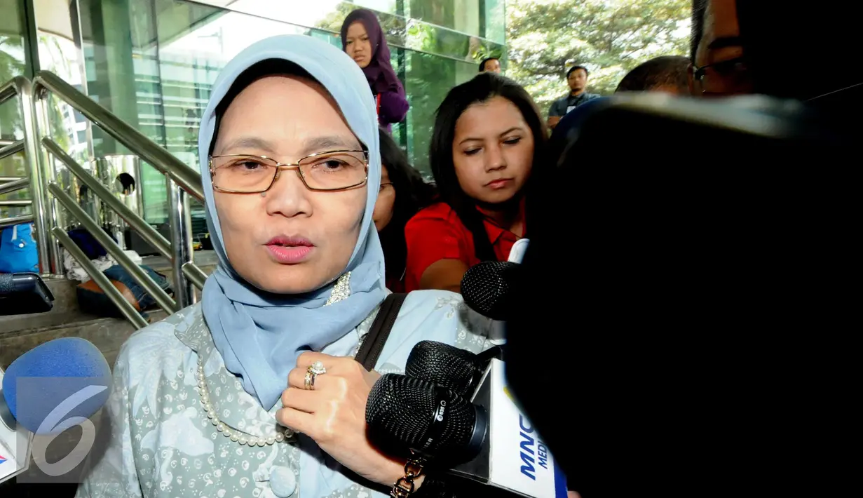 Sekjen DPR Winantuningtyastiti Swasanani menjawab pertanyaan wartawan usai jalani pemeriksaan, Jakarta, Kamis (26/11). Winantuningtyastiti diperiksa KPK sebagai saksi kasus penyalahgunaan dana Bansos Pemprov Sumut 2012-2013. (Liputan6.com/Helmi Afandi)