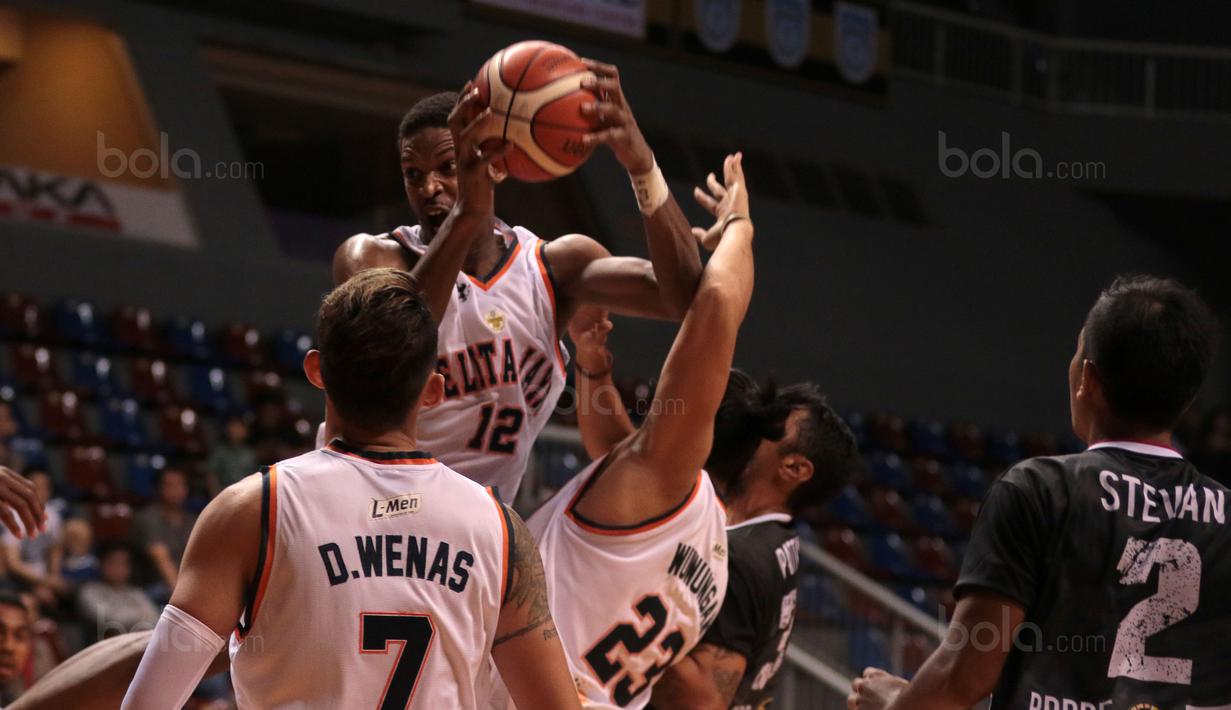 Aksi pebasket Pelita Jaya, Giles Jarret mengamankan bola dari kejaran pemain Hangtuah Sumsel pada laga Perbasi Cup 2017 di Sports Mall, Kelapa Gading, Jakarta, (09/11/2017). Pelita Jaya menang 67-58. (Bola.com/Nick Hanoatubun)