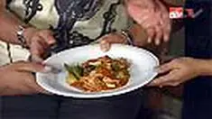 Jantung pisang yang berupa kelopak berwarna ungu dengan jajaran bunga berwarna putih kekuningan ini enak dibuat sayur. 