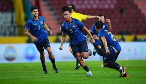 Striker Timnas Thailand U-22, Yotsakorn Burapha mengungkapkan kegembiraan usai mencetak gol lewat tendangan bebas indah ke gawang Timnas Vietnam U-22 dalam laga final SEA Games 2025 di Stadion Rajamangala, Bangkok, Kamis (18/12/2025). (Dok. FA Thailand)