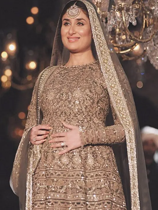 Merasa sang istri selalu bisa membagi waktu antara pekerjaan dan keluarga, terutama dengan menjaga kesehatannya, Saif Ali Khan sebagai seorang suami tidak pernah melarang Kareena untuk melakukan aktivitas apapun. (Instagram/kareenabebo)