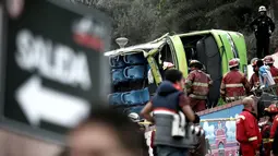 Petugas pemadam kebakaran saat mengevakuasi bus usai kecelakaan di Lima, Peru, (9/10). Menurut petugas pemadam kebakaran, sedikitnya tujuh orang tewas setelah  bus wisata tersebut keluar jalur saat turun bukit di distrik Rimac. (AFP Photo/Andina/Ho)