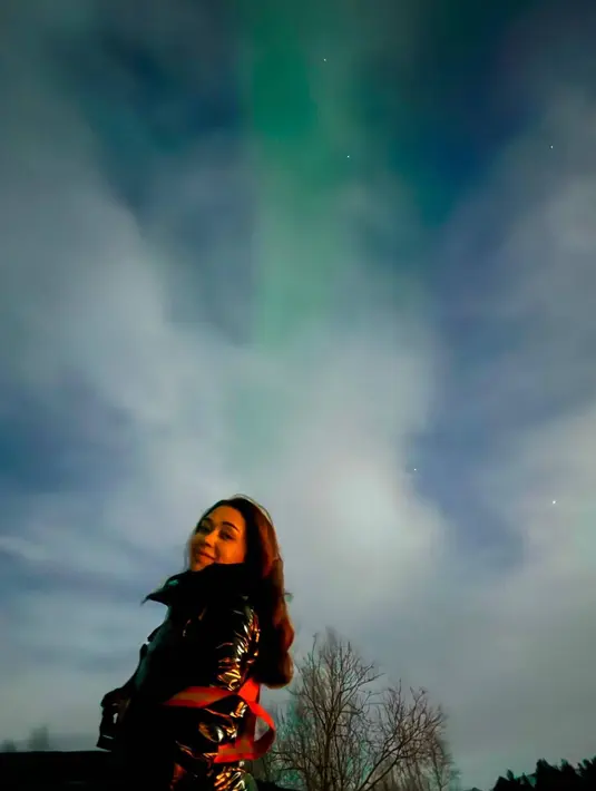 Awalnya Lula Lahfah sudah menyaksikan aurora yang cukup kecil saat mengikuti Aurora Chase Tour. Namun karena tidak puas, ia pun menantikan aurora di tepi danau dekat hotel setelah menjalani tour. Meski capek dan belum memiliki kepastian, Lula tetap bersemangat untuk bisa menyaksikan aurora. (Liputan6.com/IG/@lulalahfah)