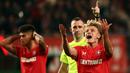 Pemain FC Twente, Sem Steijn bereaksi oleh keputusan wasit saat laga Liga Europa 2024/2025 melawan Fenerbahce di FC Twente stadium, Enschede, Belanda, Jumat (04/10/2024) dini hari WIB. (AFP/Vincent Jannink)