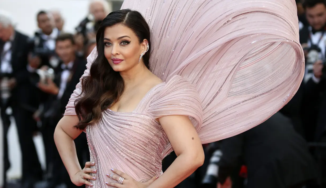 Aishwarya Rai berpose untuk fotografer setibanya pada pemutaran perdana film Armageddon Time di Festival Film Cannes, Prancis, 19 Mei 2022. (Photo by Vianney Le Caer/Invision/AP)