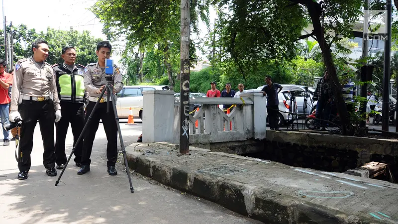 Polisi Olah TKP Lokasi Kecelakaan Setnov