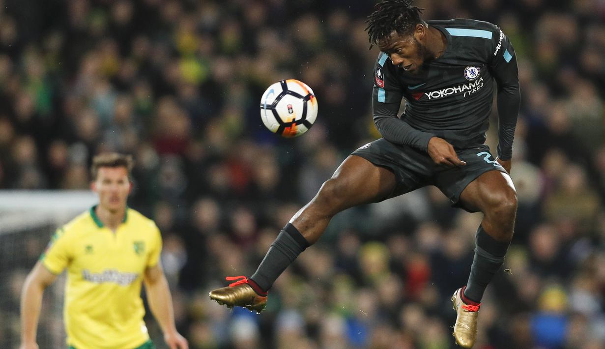 Penyerang Chelsea, Michy Batshuayi menyundul bola ke gawang Norwich City pada laga Piala FA di Carrow Road, Norwich, (6/1/2018). Chelsea bermain imbang 0-0 dengan Norwich. (AFP/Adrian Dennis)