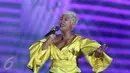 Penyanyi Dira Sugandi tampil dalam BNI Java Jazz Festival 2017, Jakarta, Jumat (3/3). Bertajuk Tribute to Whitney Houston, sejumlah lagu dibawakan untuk mengenang artis wanita pemilik penghargaan terbanyak di dunia itu. (Liputan6.com/Immanuel Antonius)