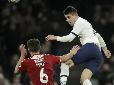 Pemain Tottenham Hotspur Giovani Lo Celso menyundul bola saat menghadapi Middlesbrough FC pada pertandingan Piala FA di Tottenham Hotspur Stadium, London, Selasa (14/1/2020). Tottenham menang 2-1 dan lolos ke babak 32 besar. (AP Photo/Matt Dunham)