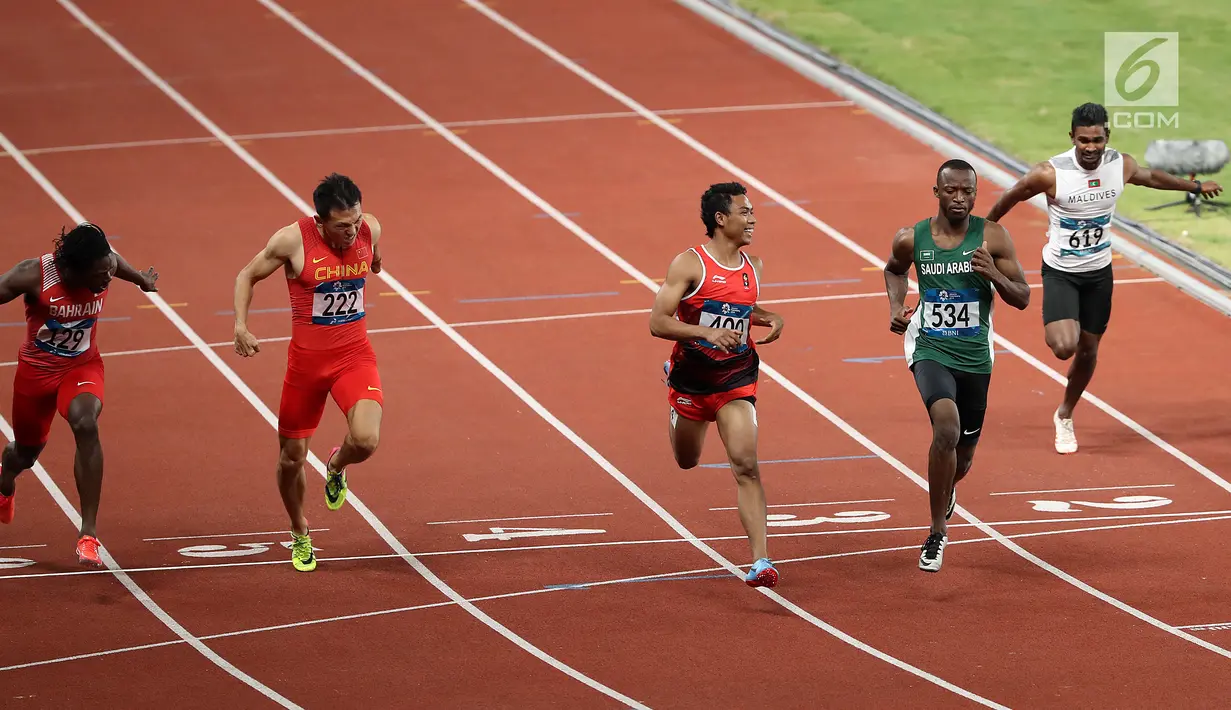 Sprinter Indonesia, Lalu Muhammad Zohri (tengah) saat lari nomor 100 meter putra pada semifinal atletik Asian Games 2018 di Stadion Utama GBK, Jakarta (26/8). Lalu Muhammad Zohri maju ke babak final. (Liputan6.com/Fery Pradolo)
