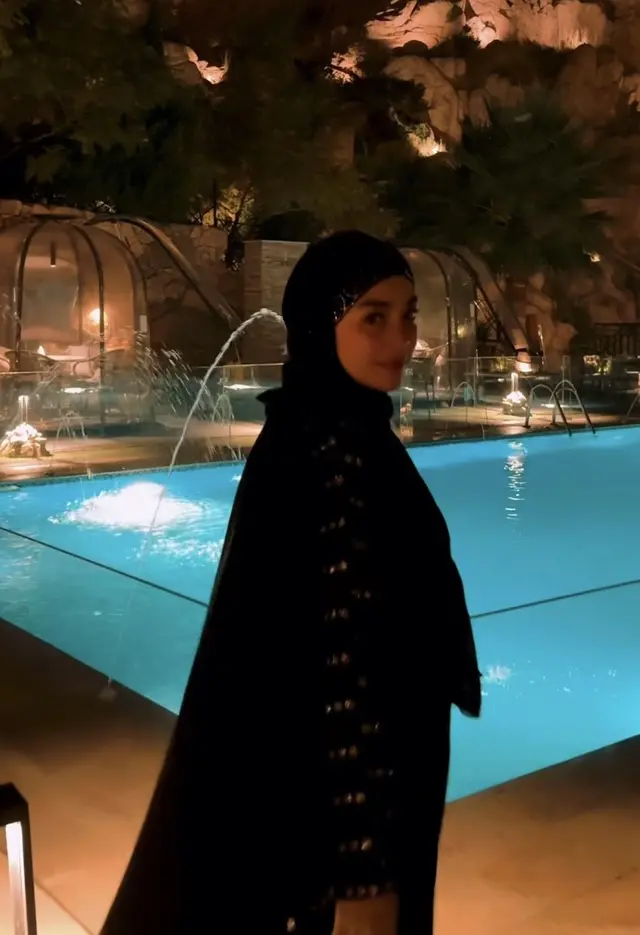 Tampilan Serba Hitam Celine Evangelista saat Umrah Setelah Mualaf. [@celine_evangelista]