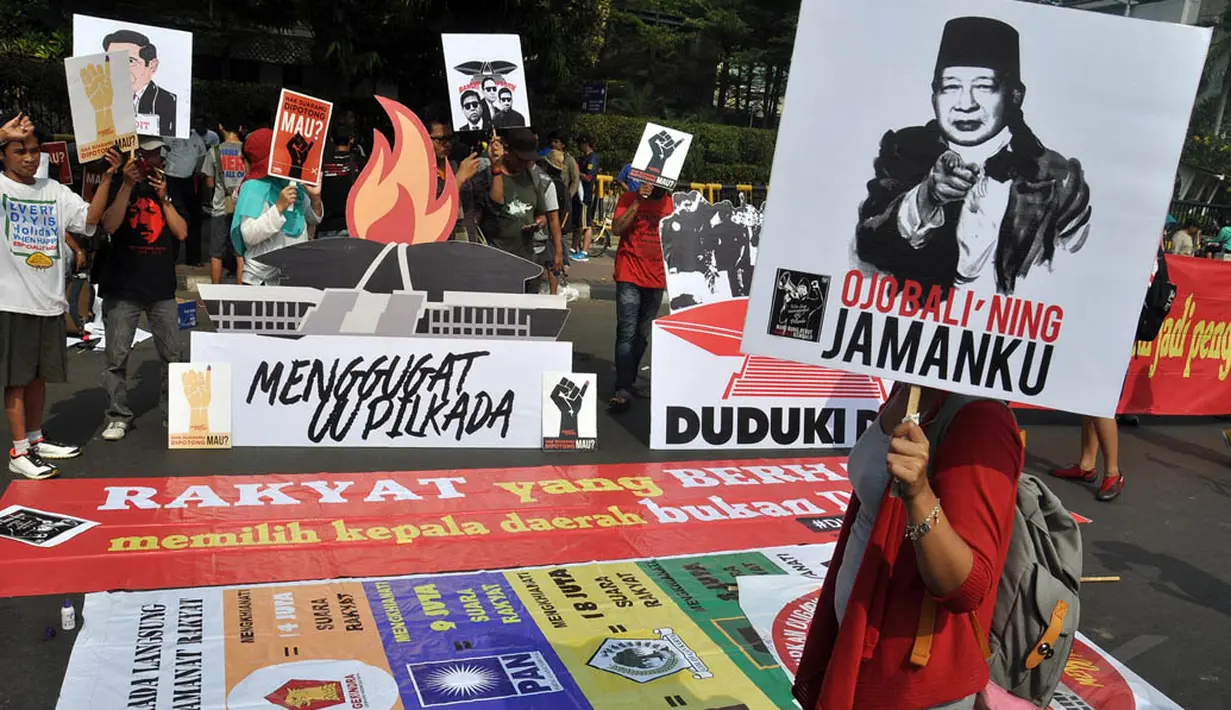 Sejumlah massa yang tergabung dalam parade rakyat melakukan aksi penolakan UU Pilkada di Bundaran HI, Jakarta, (12/10/14). (Liputan6.com/Miftahul Hayat)