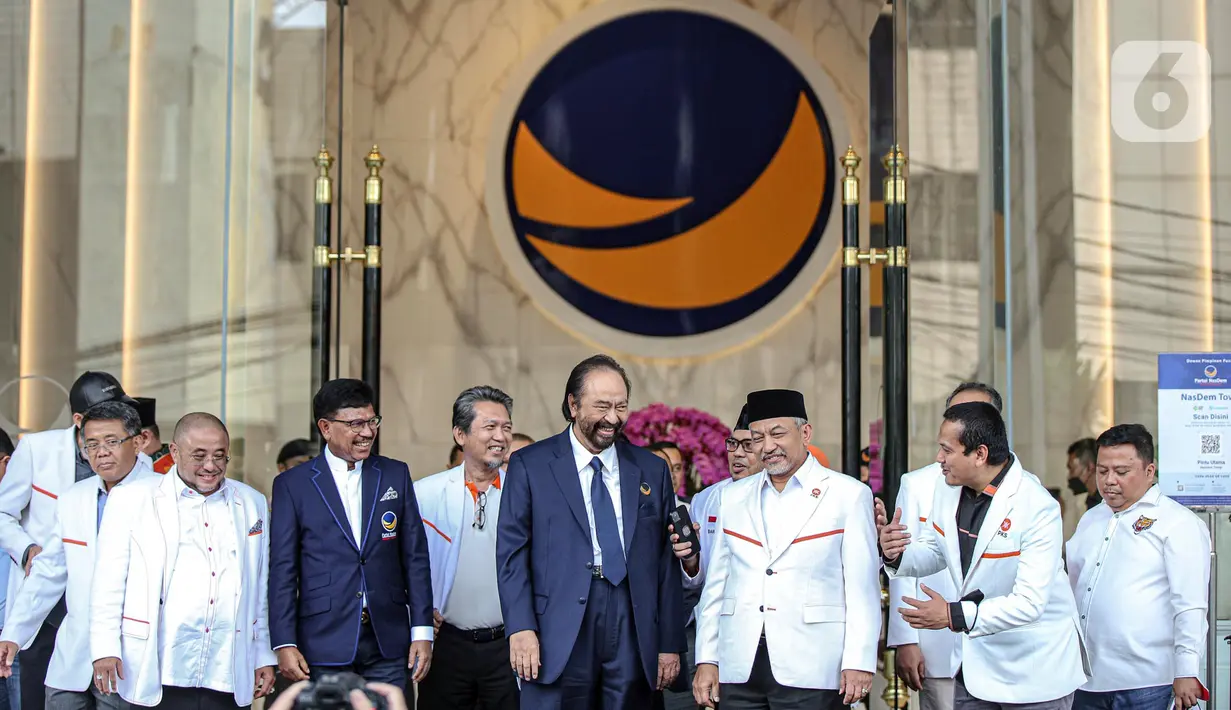 Ketua Umum Partai Nasdem Surya Paloh (keempat kanan) bersama Presiden PKS Ahmad Syaikhu (ketiga kanan) usai menggelar pertemuan di Nasdem Tower, Jakarta, Rabu (22/6/2022). Petinggi PKS mengunjungi Ketua Umum Partai Nasdem Surya Paloh untuk menjajaki koalisi guna memenuhi persyaratan ambang batas pencalonan presiden atau presidential threshold 20 persen. (Liputan6.com/Faizal Fanani)