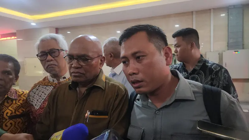 Kusnadi, staf dari Sekjen PDIP Hasto Kristiyanto mendatangi Gedung Bareskrim Polri, Jakarta untuk melaporkan tindakan penyitaan dari penyidik KPK, Kamis (13/6/2024).