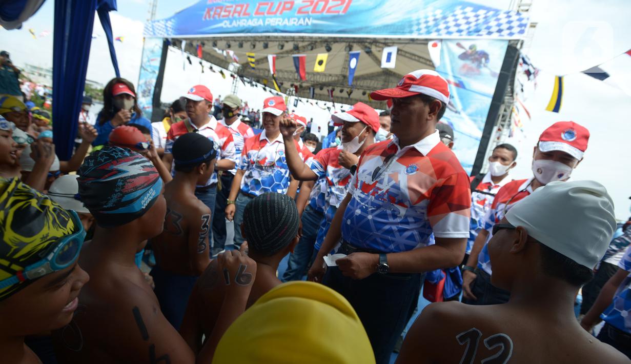 Kepala Staf Angkatan Laut Laksamana TNI Yudo Margono (kanan) menyapa peserta Kasal CUP 2021 di Pantai Festival Ancol, Jakarta, Sabtu (27/11/2021). Kegiatan tersebut mempertandingkan berbagai jenis olahraga air seperti selam, renang, dayung, layar, jetski, dan ski air. (merdeka.com/Imam Buhori)