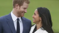 Sebelum pesta pertunangannya berakhir, Pangeran Harry dan Meghan pun bertemu dengan awak media untuk berfoto. Selamat berbahagia! (DANIEL LEAL-OLIVAS / AFP)