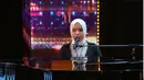 <p>Penyanyi asal Indonesia Putri Ariani menjadi sorotan publik setelah tampil di America&rsquo;s Got Talent dan mendapatkan Golden Buzzer. (Foto: tangkapan layar Twitter America's Got Talent/AGT)</p>