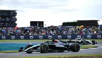 Aksi Lewis Hamilton dalam F1 2024 GP Inggris yang berlangsung di Silverstone, Minggu (7/7/2024) malam WIB. (AFP/Benjamin Cremel)