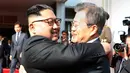 Pemimpin Korea Utara Kim Jong-un dan Presiden Korea Selatan Moon Jae-in saling berpelukan usai melakukan pertemuan di Panmunjom, Korea Utara (26/5). (South Korea Presidential Blue House/Yonhap via AP)
