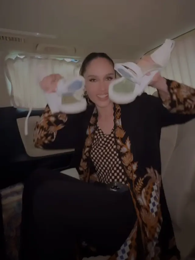 Sol Sandal Hak Tinggi Cinta Laura Terlepas Saat Bekerja. [@claurakiehl]