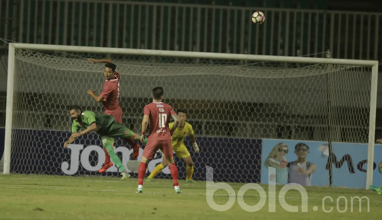 Pemain PS TNI, Elio Martins duel udara dengan kapten PSM, Hamkah Hamzah pada laga Liga 1 Indonesia di Stadion Pakansari, Bogor (15/05/2017). PS TNI menang 2-1. (Bola.com/M Iqbal Ichsan)