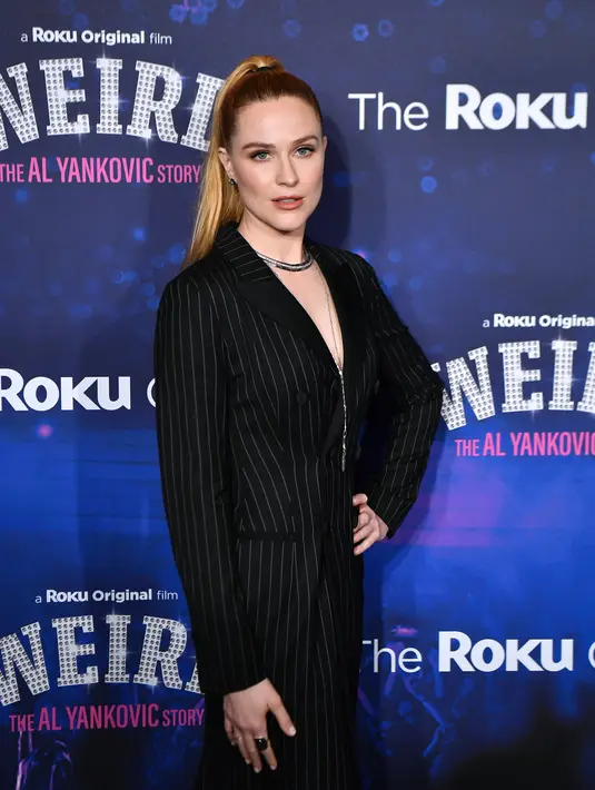 Evan Rachel Wood berpose saat menghadiri pemutaran perdana film "Weird: The Al Yankovic Story" di Alamo Drafthouse Cinema Downtown Brooklyn di New York pada Selasa, 1 November 2022. Si cantik itu tampil dengan rambut pirangnya dengan kuncir kuda tinggi. (AFP/ANGELA WEISS)