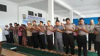 Sejumlah anggota kepolisian dan warga di Jambi menggelar Sholat Ghaib untuk korban bom Kampung Melayu. (Liputan6.com/Bangun Santoso)
