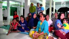 Kondisi rumah yang masih tergenang banjir, membuat sebagian besar warga memadati masjid-masjid untuk mengungsi.