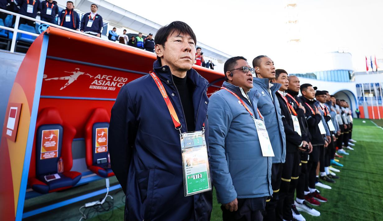 <p>Pelatih Timnas Indonesia U-20, Shin Tae-yong bersama tim ofisial berdiri menyanyikan lagu kebangsaan Indonesia Raya sebelum dimulainya laga matchday pertama Grup A Piala Asia U-20 2023 menghadapi Irak di Lokomotiv Stadium, Tashkent, Uzbekistan, Rabu (1/3/2023). (the-afc.com)</p>