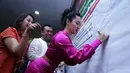 Para pekerja seni yang hadir dalam acara diskusi Pancasila turut memberikan tanda tangan, demi membantu pemerintah dalam mensosialisasikan empat pilar. (Adrian Putra/Bintang.com)