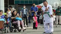 Seorang anak penyandang disabilitas menunjukkan seni bela diri dalam Pentas Gempita Fashion Disabilitas di Central Park, Jakarta Barat, Selasa (31/10/2023). (Liputan6.com/Angga Yuniar)