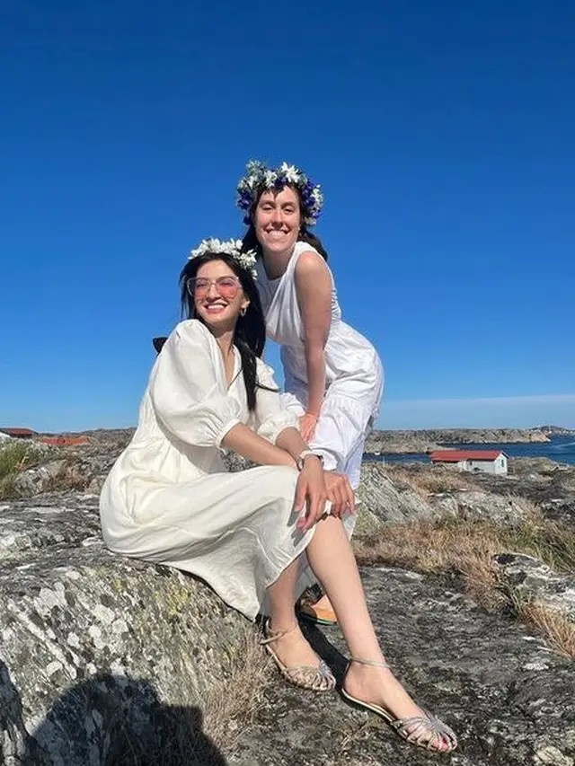 7 Potret Seru Raline Shah Rayakan Festival Midsommar di Swedia Ini Tampil Menawan