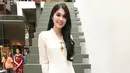 Pesona anggun Sandra Dewi kenakan kebaya kartini warna putih dan kain batik nuansa krem-merah. [@sandradewi88]