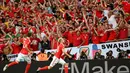 Pemain Wales, Aaron Ramsey (kanan) merayakan golnya ke gawang Rusia  pada laga grup B Euro cup 2016 di Stadion Municipal, Toulouse, Selasa (21/6/2016) dini hari WIB. Wales menang 3-0. (AFP/ Pascal Guyot)