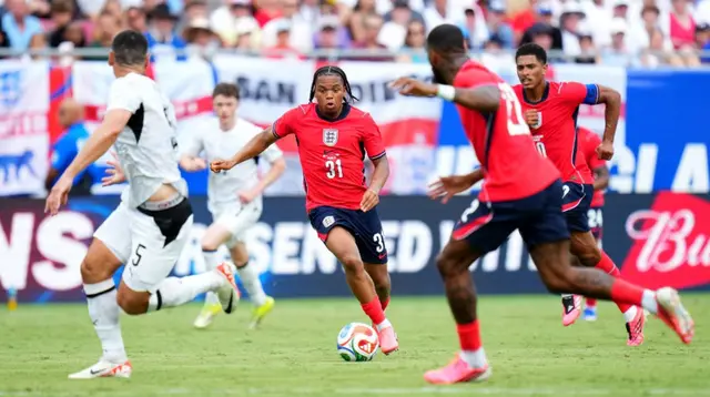 Rio Ngumoha dari Timnas Inggris berlari membawa bola selama pertandingan persahabatan internasional antara Inggris dan Selandia Baru di Stadion Raymond James pada 6 Juni 2026 di Tampa, Florida. (Rich Storry/Getty Images via AFP)