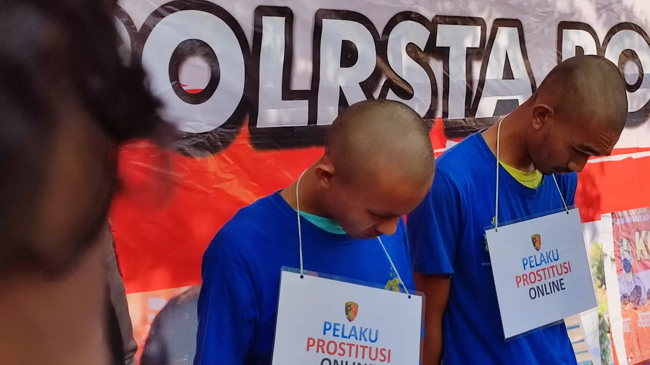 Polresta Bogor Kota berhasil membongkar kasus prostitusi online lewat aplikasi MiChat dan mengamankan dua orang pelaku serta barang bukti.