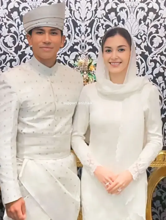 Penampilannya itu dilengkapi dengan kerudung bordir warna putih senada. Sementara wajahnya dipulas dengan makeup natural, yang memancarkan kecantikan alami dari istri Pangeran Abdul Mateen tersebut. [@support.anishaik]