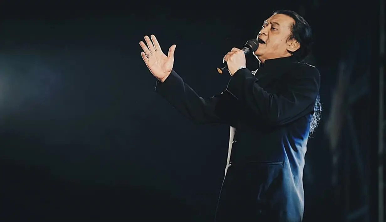 Didi Kempot sudah aktif bermusik sejak 1989 silam. Sebelum namanya terkenal sebagai penyanyi campursari, Didi Kempot pernah berduet dengan Viara lewat single andalan Bungkus Saja pada 1993. Bukan campursari melainkan lagu pop dengan upbeat modern.   (Liputan6.com/IG/@didikempot_official)