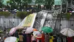 Warga menonton Jembatan Penyeberangan Orang (JPO) yang roboh akibat hujan deras dan angin kencang di Jalan Raya Pasar Minggu, Jakarta Selatan, Sabtu (24/09). Petugas masih memotong bagian JPO tersebut. (Liputan6.com/Immanuel Antonius)