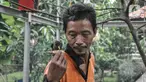 Acong (53), seorang petugas PPSU Kelurahan Klender saat memberi pakan burung yang dipelihara di halaman Kantor Kelurahan Klender, Jakarta Timur, Rabu (15/6/2022). Berawal dari hobi, Acong bersama rekan PPSU Kelurahan Klender menyulap lahan kosong menjadi sangkar burung kicau sebagai upaya mempercantik lingkungan.  (merdeka.com/Iqbal S. Nugroho)