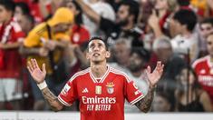 Pemain Benfica, Angel Di Maria melakukan selebrasi setelah mencetak gol ke gawang Porto pada laga lanjutan Liga Portugal 2023/2024 di Luz stadium, Lisbon, Portugal, Minggu (30/09/2023). Satu-satunya gol pada laga tersebut dicetak oleh Di Maria. (AFP/Patricia De Melo Moreira)