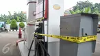 Mesin pompa solar yang diduga bercampur air dipasangi garis polisi di SPBU Jalan Juanda, Depok, Senin (14/11). SPBU itu disegel dan ditutup sementara karena salah satu pompa bahan bakar solarnya diduga bercampur air. (Liputan6.com/Yoppy Renato)