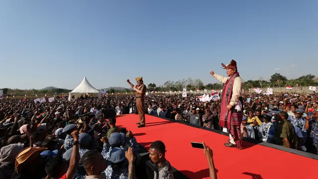 Menteri Pertahanan (Menhan) Prabowo Subianto bersama Jenderal TNI (Purn) AM Hendropriyono di Stadion Haliwen, Atambua, Kabupaten Belu, NTT.